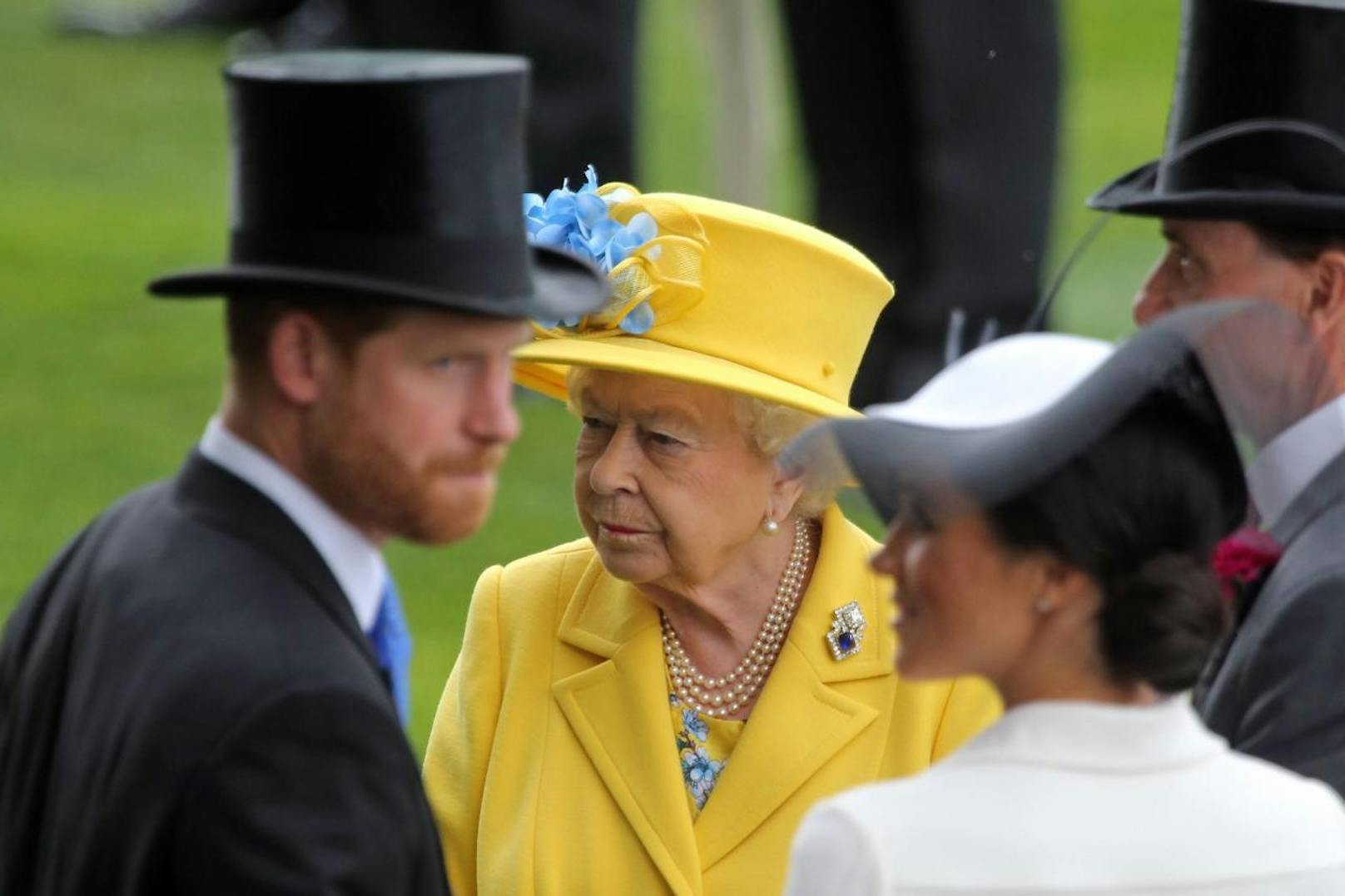 Die Queen liebt das Pferderennen in Ascot - und bewies wieder einmal Mut zu Farbe. In Kanariengelb entkam ihr zur Abwechslung kein Lächeln