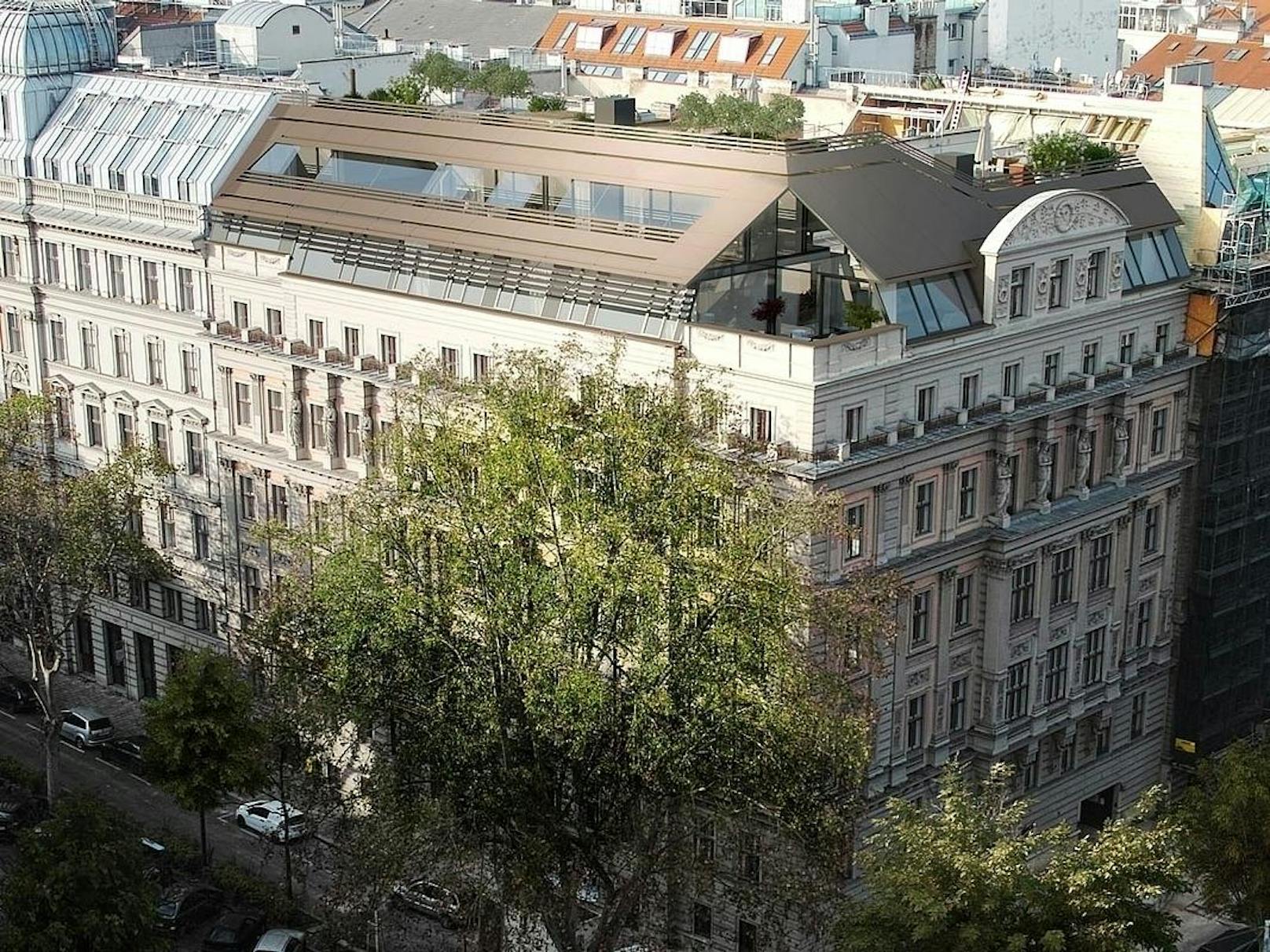 Das gesamte ganze Dachgeschoß (zwei Luxuswohnungen) eines Hauses in der Wiener Kolingasse (Alsergrund) hat zum Preis von 13,2 Millionen Euro den Besitzer gewechselt.