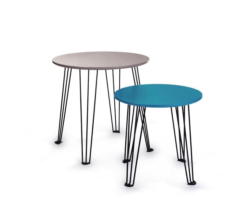 Beistelltisch mit Metallbeinen um 29,99 Euro.