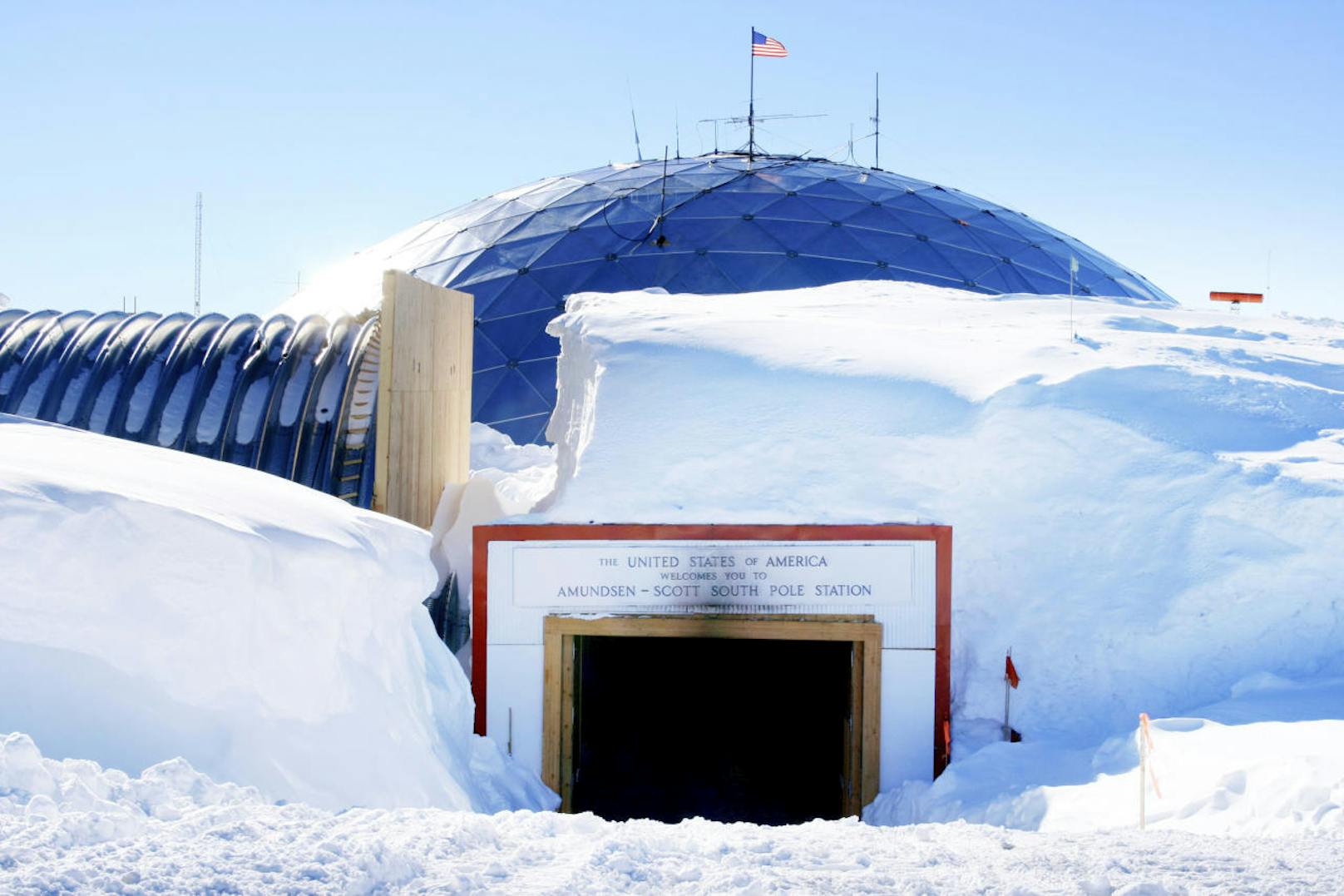 <b>Amundsen-Scott-Südpolstation, Antarktis</b>
Nicht viel wärmer sind die Temperaturen auf diesem Hochplateau in 2835 Metern Höhe, das 130 Forschern einen Arbeitsplatz bietet. Hier wurden bereits minus 82,8 Grad Celsius gemessen. Im antarktischen Winter zieht es aber zwei Drittel von ihnen wieder an die Wärme, denn über sechs Monate hinweg ist die Sonne nicht zu sehen.