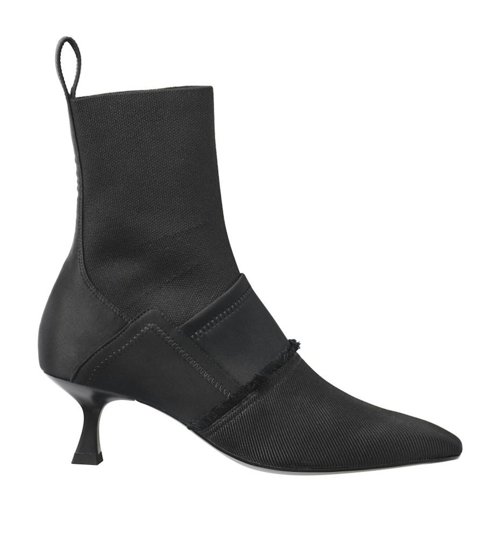 Sock-Boots aus recyceltem Polyester um 89,99 Euro.