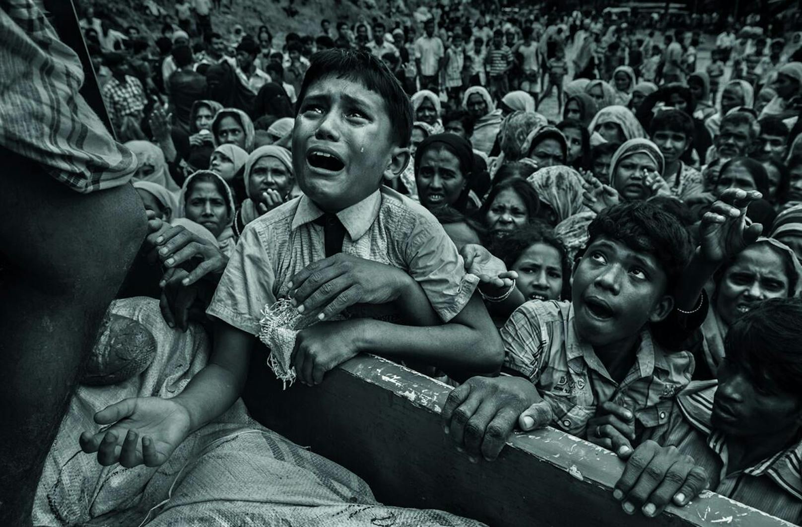 Nach Angriffen auf Dörfer von Rohingya-Muslimen in Myanmar, bei denen ihrer Häuser niedergebrannt wurden, versuchten Hundertausende Rohingya zu Fuß oder mit Booten nach Bangladesch zu entkommen. Viele von ihnen kamen bei der Flucht ums Leben. Nach UNICEF-Angaben waren über 50 Prozent der Flüchtenden Kinder. In Bangladesch wurden die Geflüchteten in bestehenden und behelfsmäßigen Lagern untergebracht. Die Grundversorgung wurde kritisch; nach Angaben eines Mediziners von Ärzte ohne Grenzen drohten Krankheiten durch durch den Mangel an sauberem Wasser, Unterkünften und sanitären Einrichtungen.