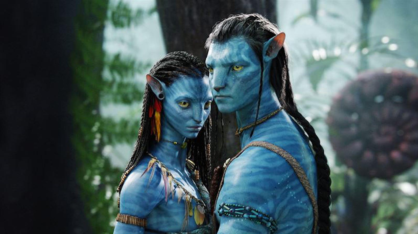 "Avatar": Jake Sully (Sam Worthington) soll in einem künstlichen Alien-Körper das Volk der Na'vi unterwandern, verliebt sich aber in die Kriegerin Neytiri (Zoë Saldana).