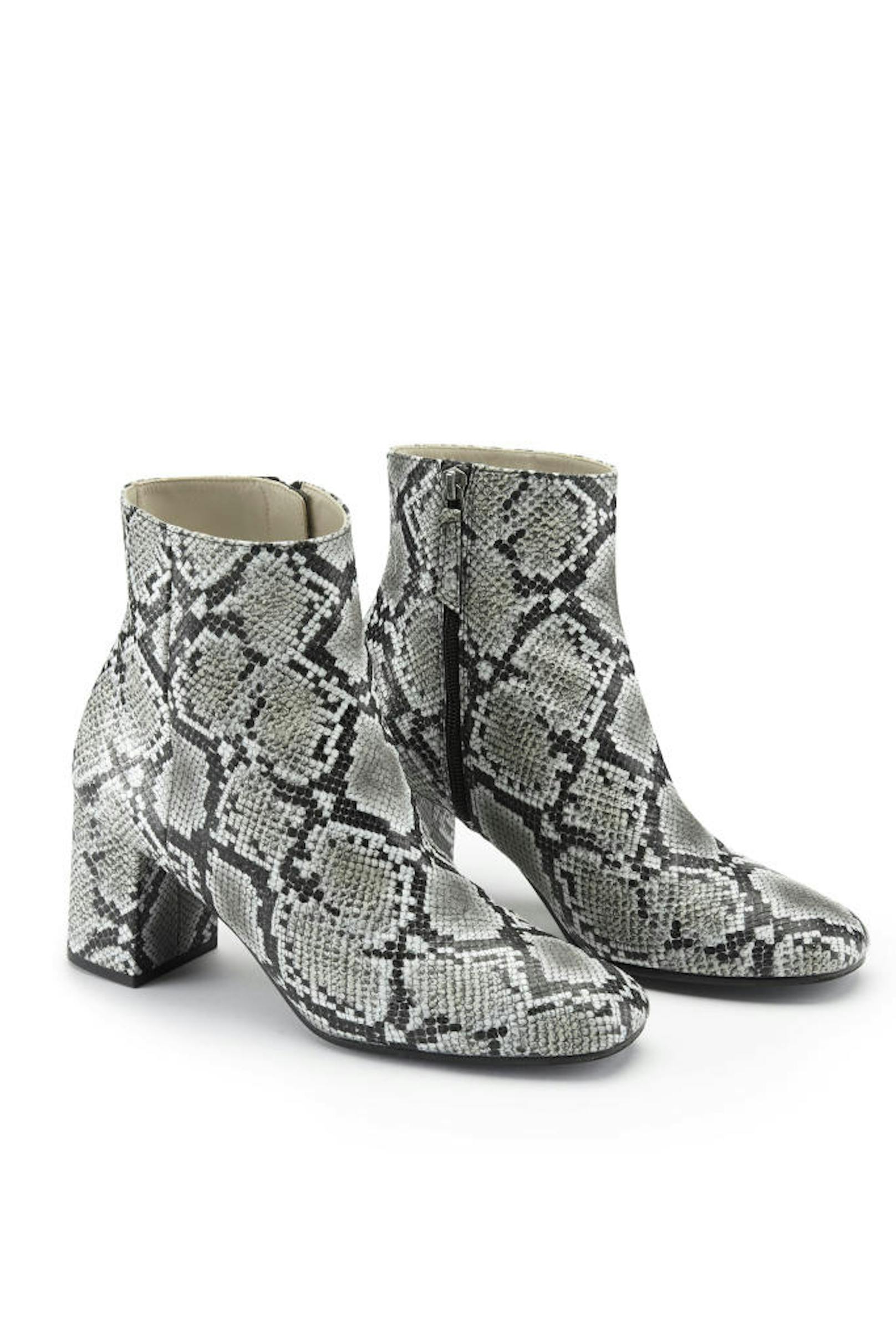 Auch der Snake Print aus den 90ern lässt uns hier nicht los. Dieser feiert auf diesen Boots von SoSandar ein Comeback. (Foto: SoSandar) 