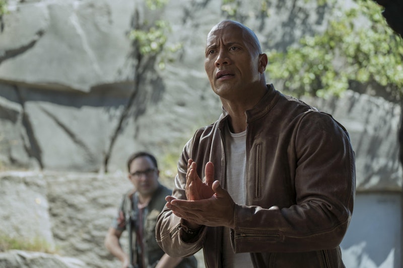 Davis Okoye (Dwayne Johnson) kommuniziert via Gebärdensprache mit George. 