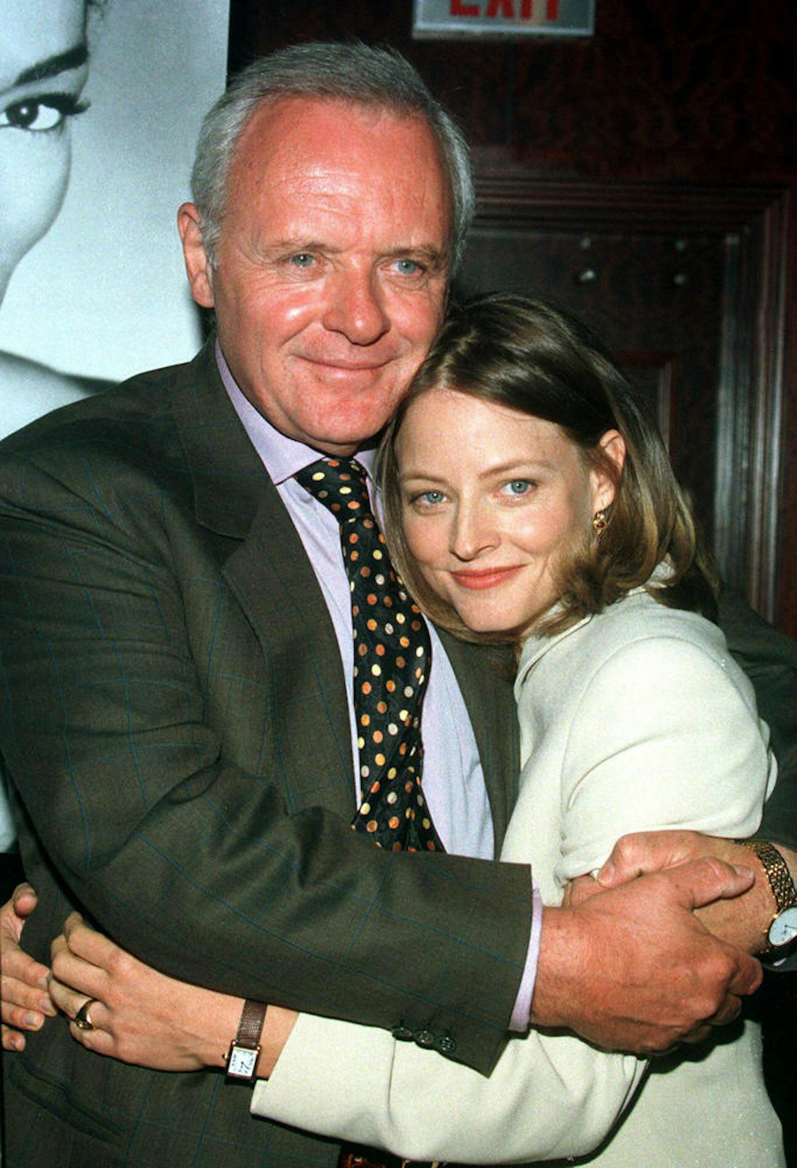 Schauspieler Anthony Hopkins umarmt seine Kollegin Jodie Foster.