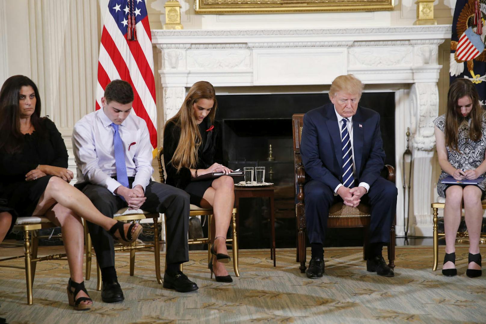 Gemeinsames Beten: US-Präsident Donald Trump und Überlebende des Schulmassakers von Florida im Weißen Haus. (21. Februar 2018)