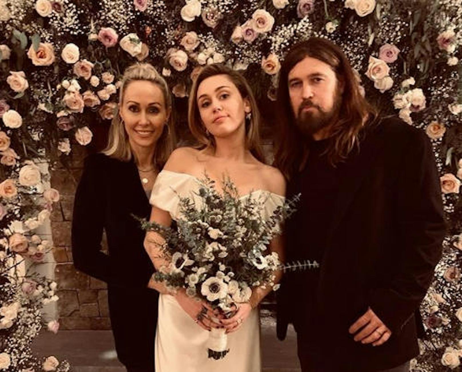 Miley Cyrus mit Mama Tish und Papa Billy Ray bei ihrer Hochzeit im engsten Kreis