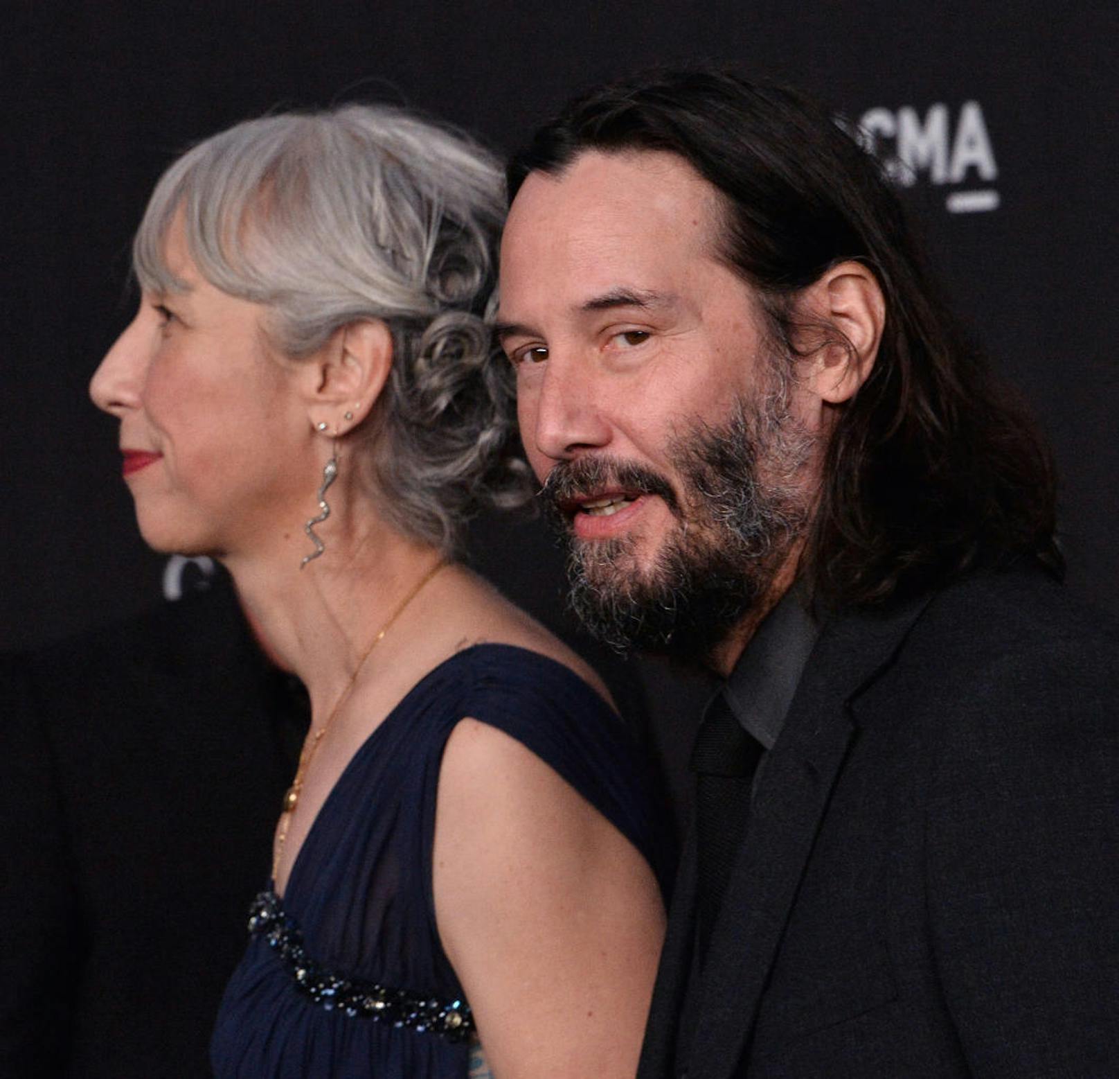 Keanu Reeves mit Partnerin Alexandra Grant händchenhaltend zur LACMA ArtFilm Gala 2019.