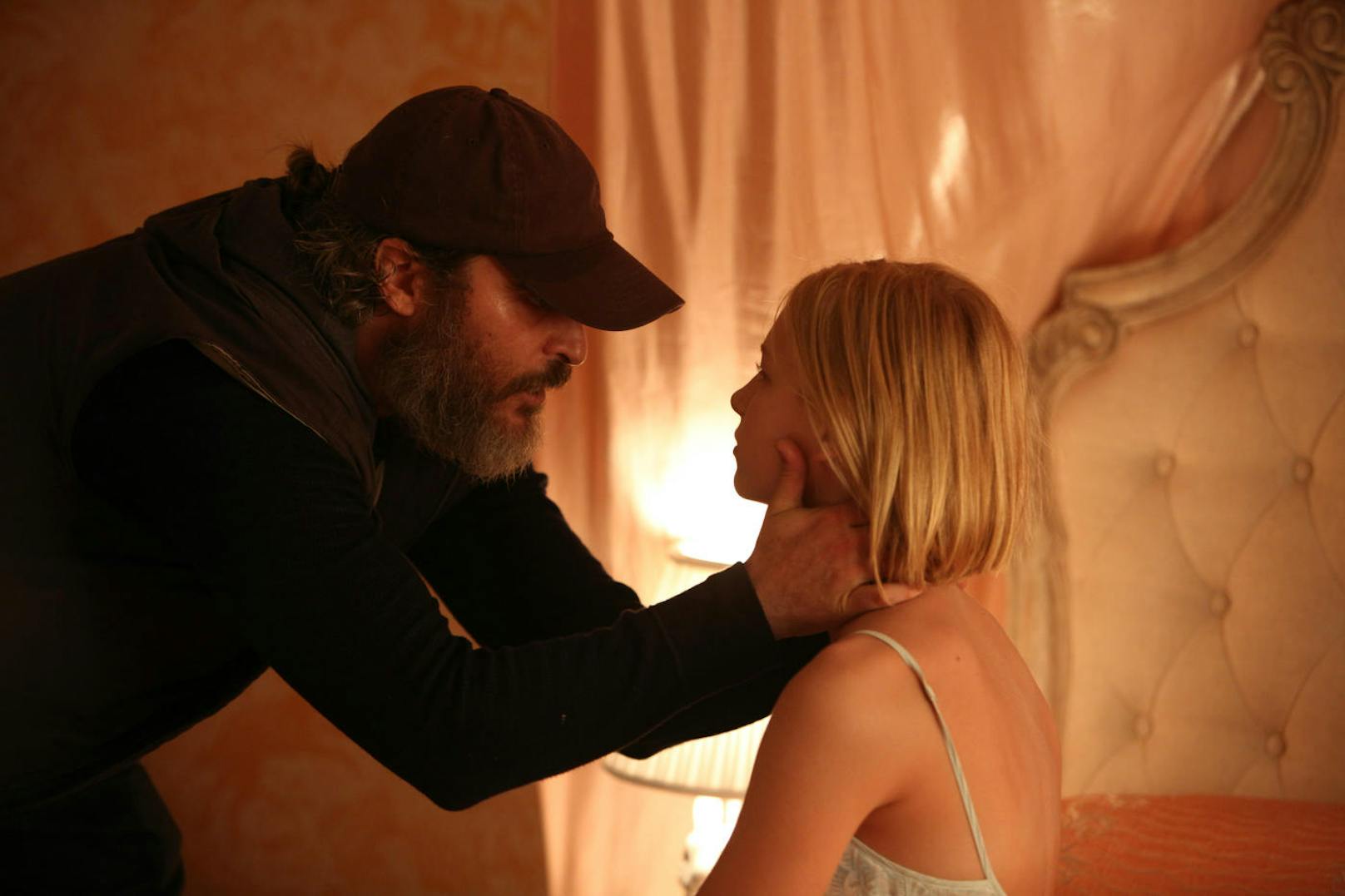 Joe (Joaquin Phoenix) findet Nina (Ekaterina Samsonov), die Tochter des Senators.