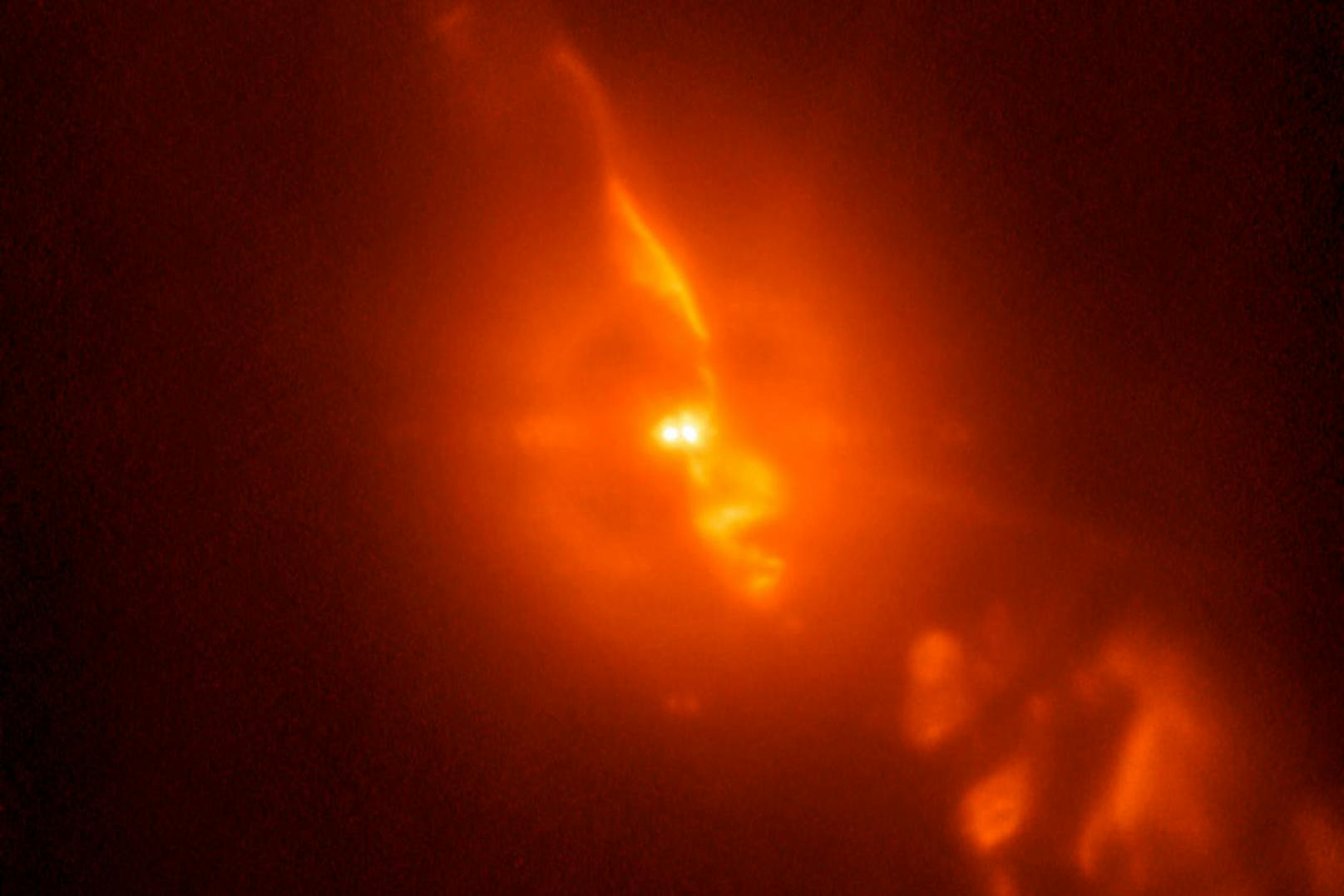 Noch nie konnte das Doppelsternsystem R Aquarii in solcher Detailfülle beobachtet werden. Wissenschaftler des European Southern Observatory (ESO) kombinierten dafür ...