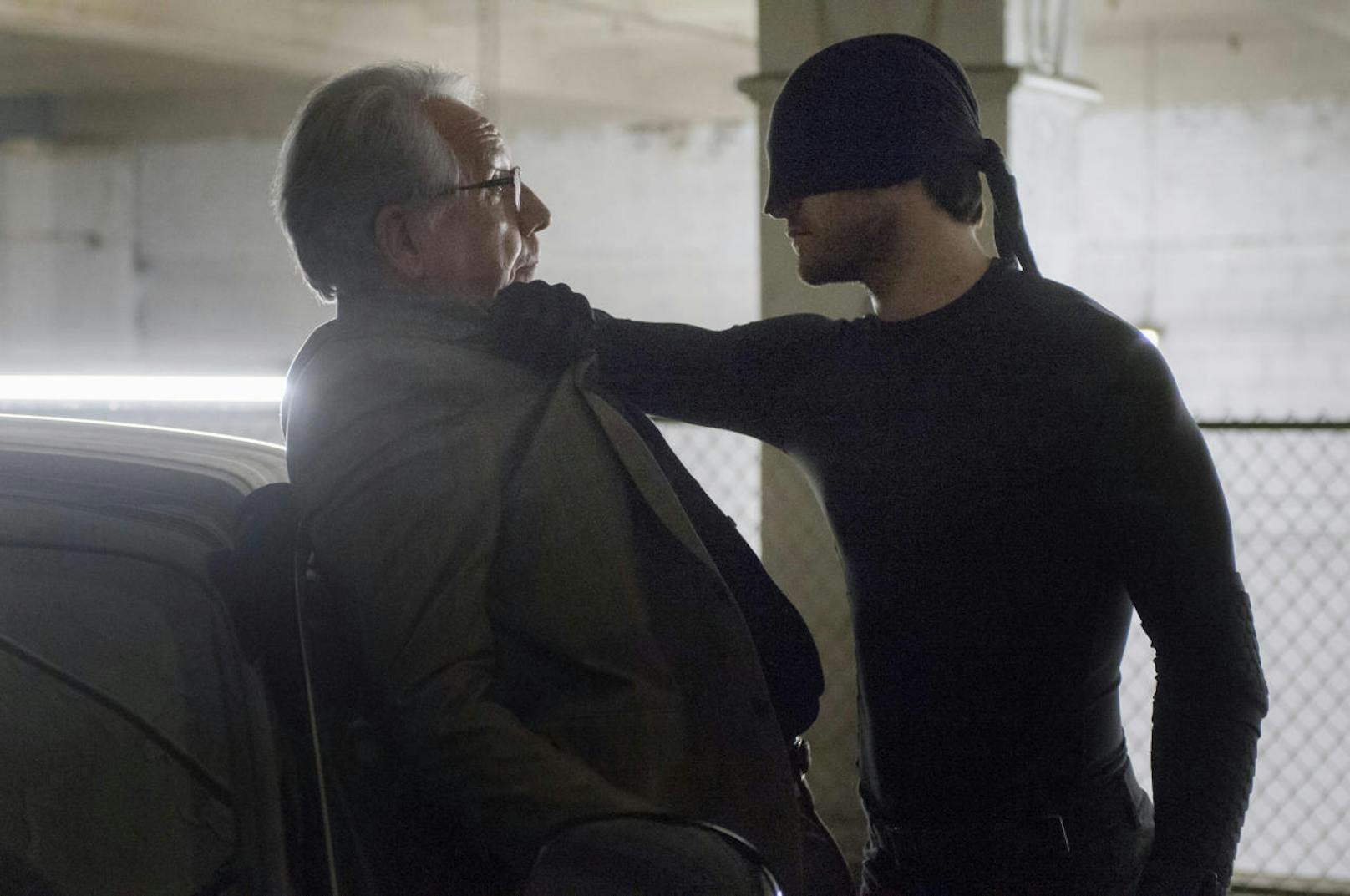In der Nacht jagt Matt Murdock (Charlie Cox), auch Daredevil genannt dem Bösen hinterher. (Credits: Barry Wetcher)