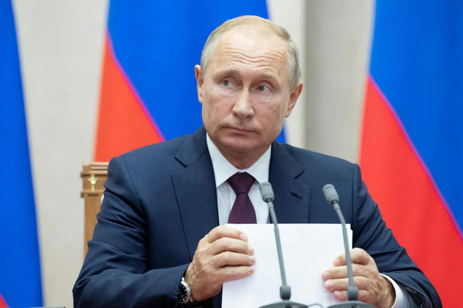 <b>Platz 4: Russland</b>
Russlands Präsident Wladimir Putin verfehlt mit einem jährliches Einkommen von <b>244.200 Euro</b> knapp das Stockerl. Ein durchschnittlicher Russe verdient im selben Zeitraum elfmal weniger, nämlich 21.600 Euro.