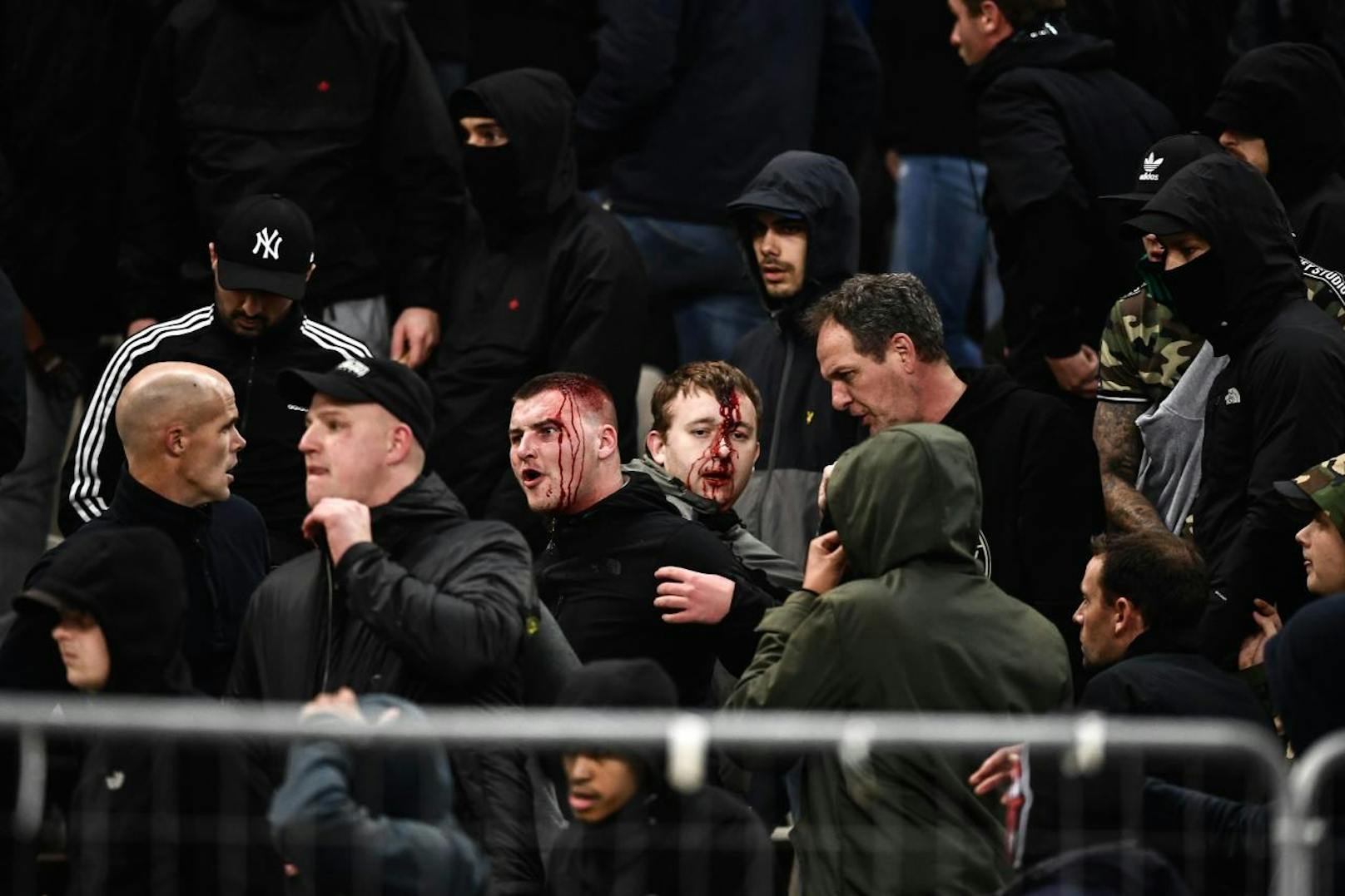 Ajax-Fans wurden von einem Molotow-Cocktail getroffen. 