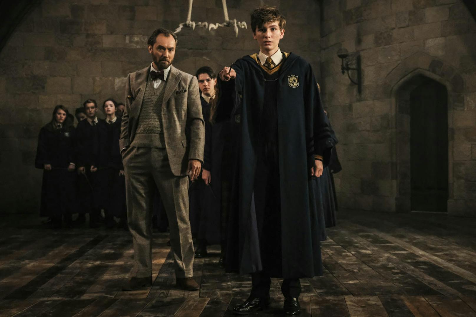 Albus Dumbledore (Jude Law) ist der Mentor des jungen Newt Scamander (Joshua Shea).