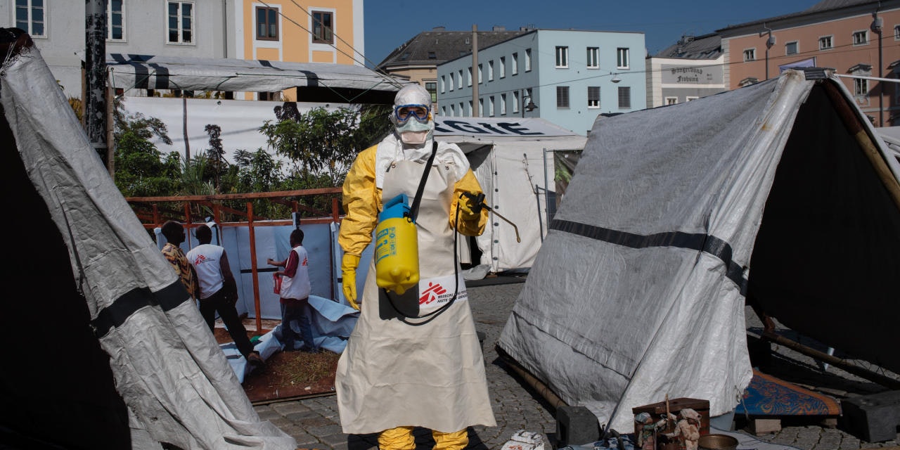 "Heute" schlüpfte in einen Ebola-Anzug. Eine umständliche Prozedur. Fazit: Heiß! Unfassbar heiß, sogar. 