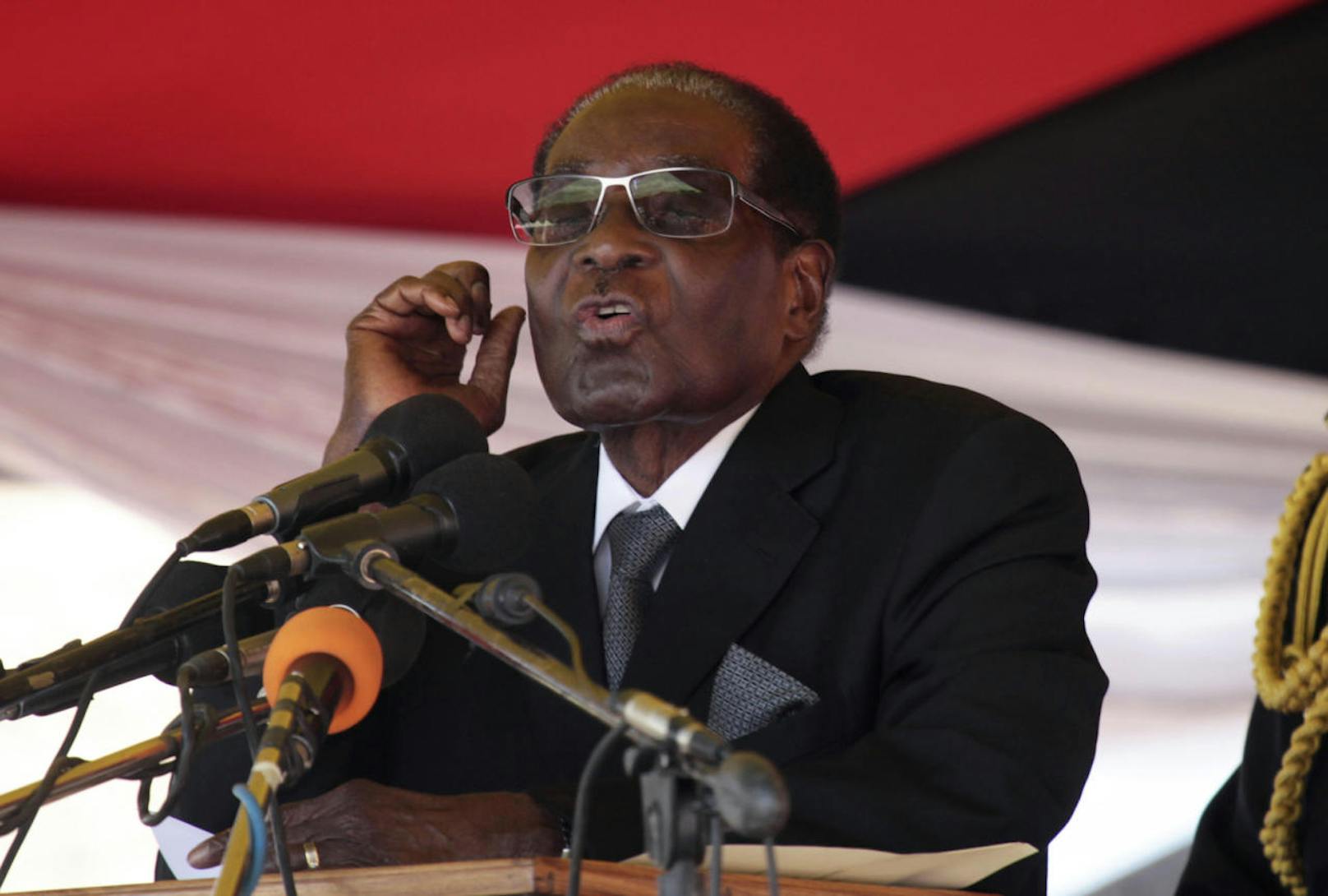 <b>21. November 2017:</b> Nach fast vier Jahrzehnten an der Macht ist Zimbabwes Staatschef <b>Robert Mugabe </b>(93) zurückgetreten. Jacob Mudenda unterbrach das Amtsenthebungsverfahren, um den Abgeordneten mitzuteilen, dass ihm Mugabe in einem Brief seinen Rücktritt mit sofortiger Wirkung mitgeteilt habe. Der Saal brach daraufhin in Jubel aus. 

<b>Mehr Infos: </b> <a href="https://www.heute.at/welt/news/story/Robert-Mugabe-tritt-zurueck-54478600" target="_blank">Robert Mugabe tritt als Staatschef zurück</a>