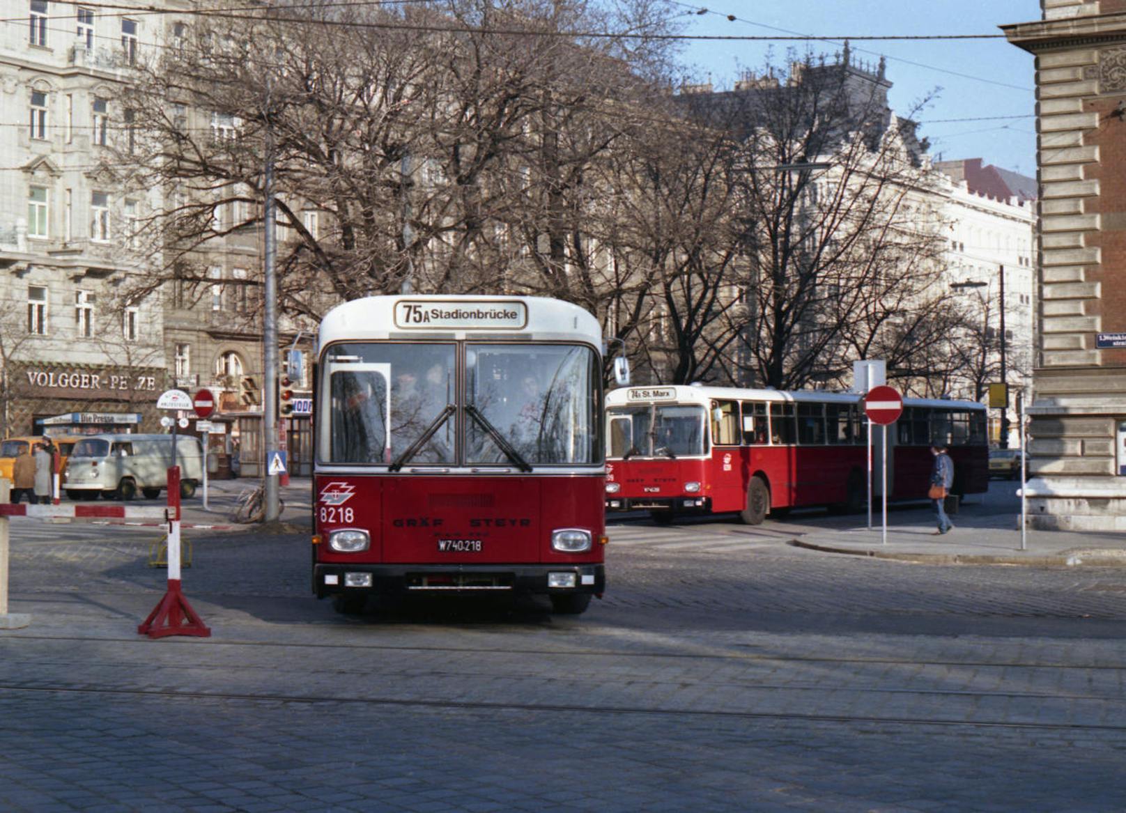 Bus Linie 75a, Gelenkbus der Type Gu beim Ring, Jänner 1984