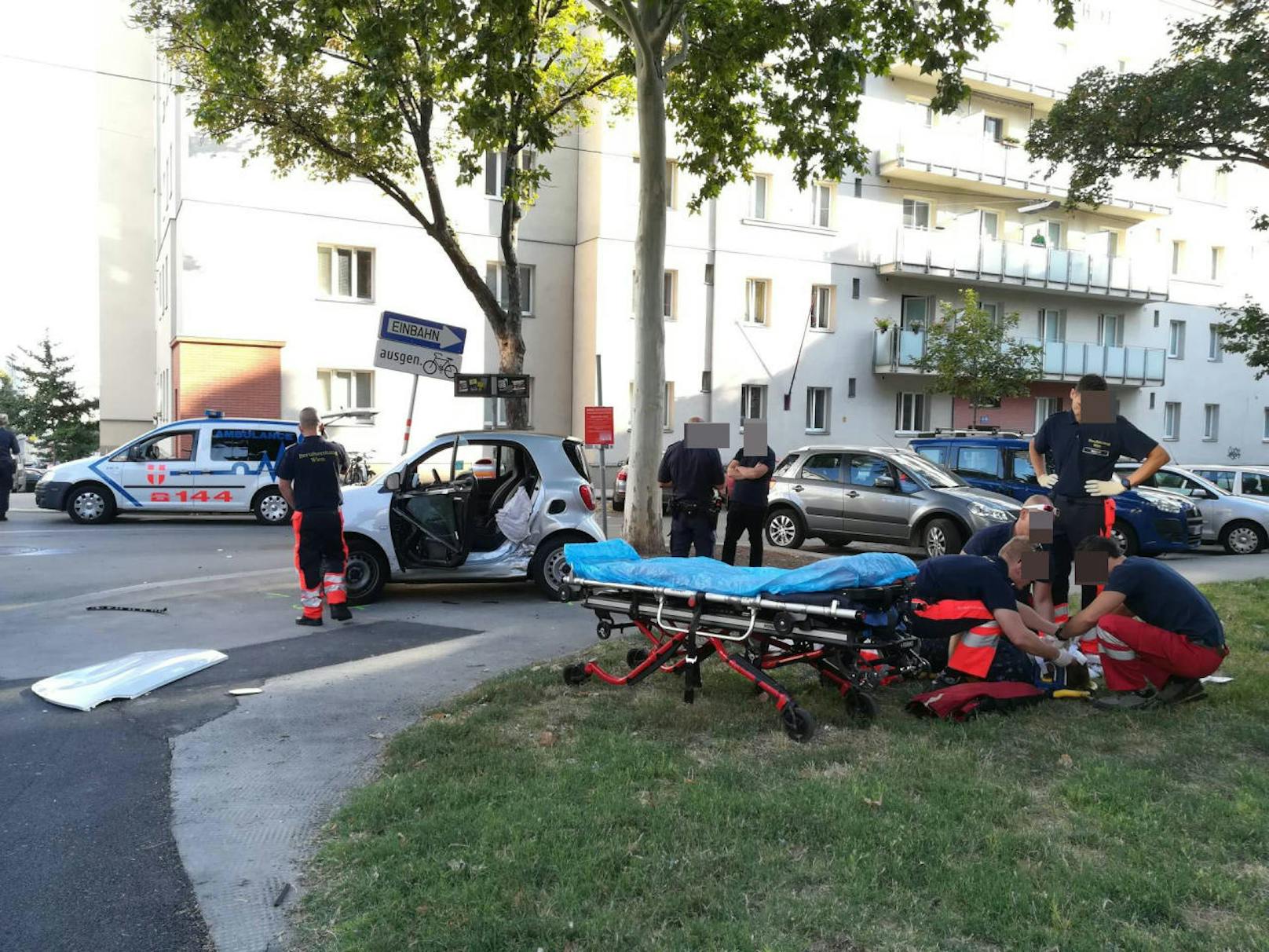 Freitagmorgen krachten ein Smart- und ein VW-Fahrer in Wien-Margareten zusammen. Einer der Lenker zog sich bei dem Crash Kopfverletzungen zu.