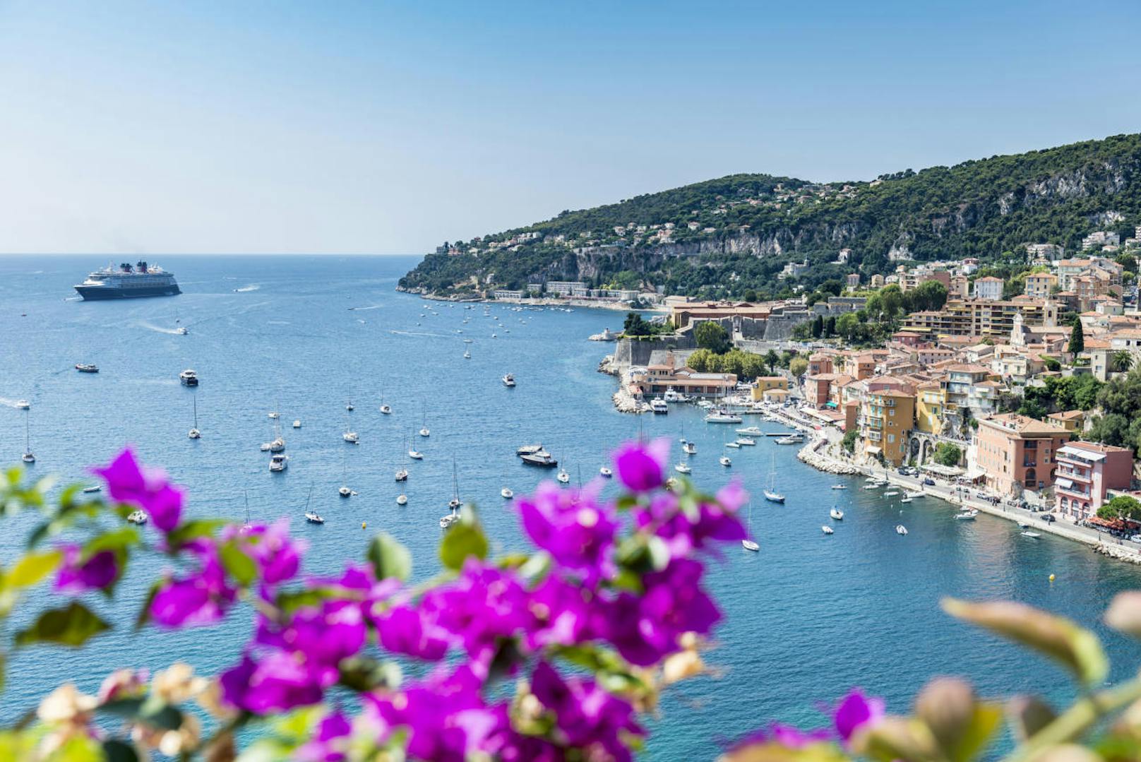 <b>Côte d'Azur, Frankreich:</b> Mehr als 300 Sonnentage pro Jahr und ein mediterranes Klima beweisen eindrucksvoll, dass in der südlichsten Region Frankreichs das winterliche Wetter keine Chance hat. Zwar laden die Wassertemperaturen im Moment noch nicht zu einem Bad im Meer ein, allerdings lassen die farbenprächtigen Landschaften an der "Französischen Riviera" auch im Winter echte Frühlingsgefühle aufkommen.