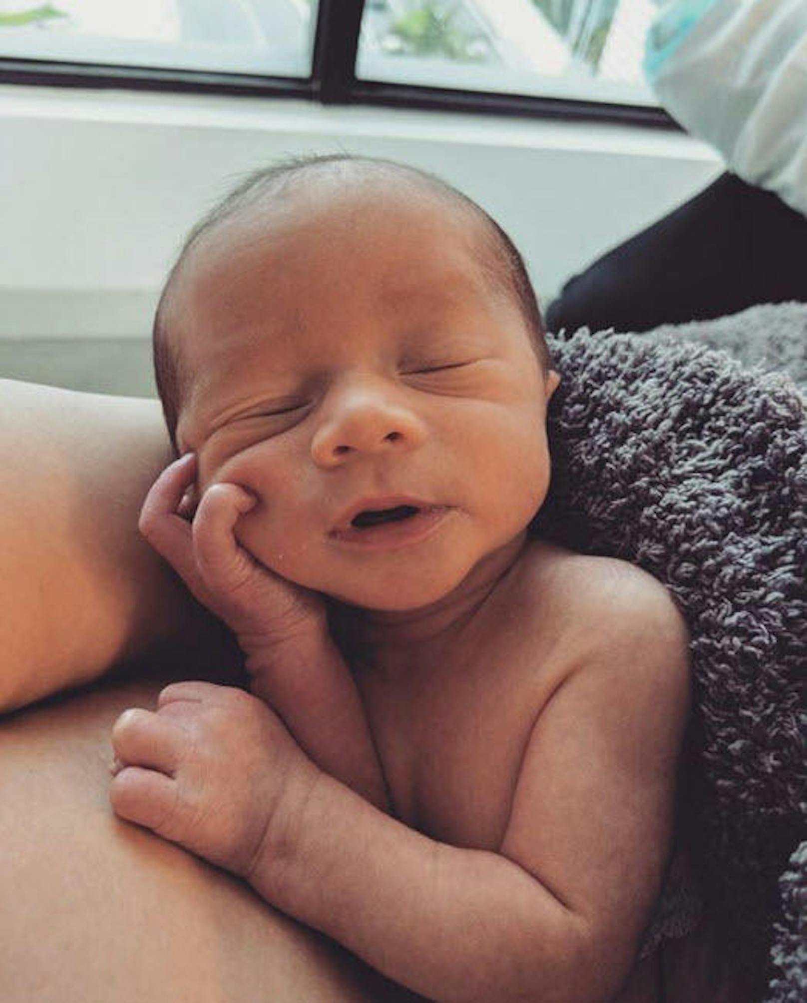 21.05.2018: Chrissy Teigen stellt ihren neugeborenen Sohn Miles Theodore Stephens der Welt vor...
