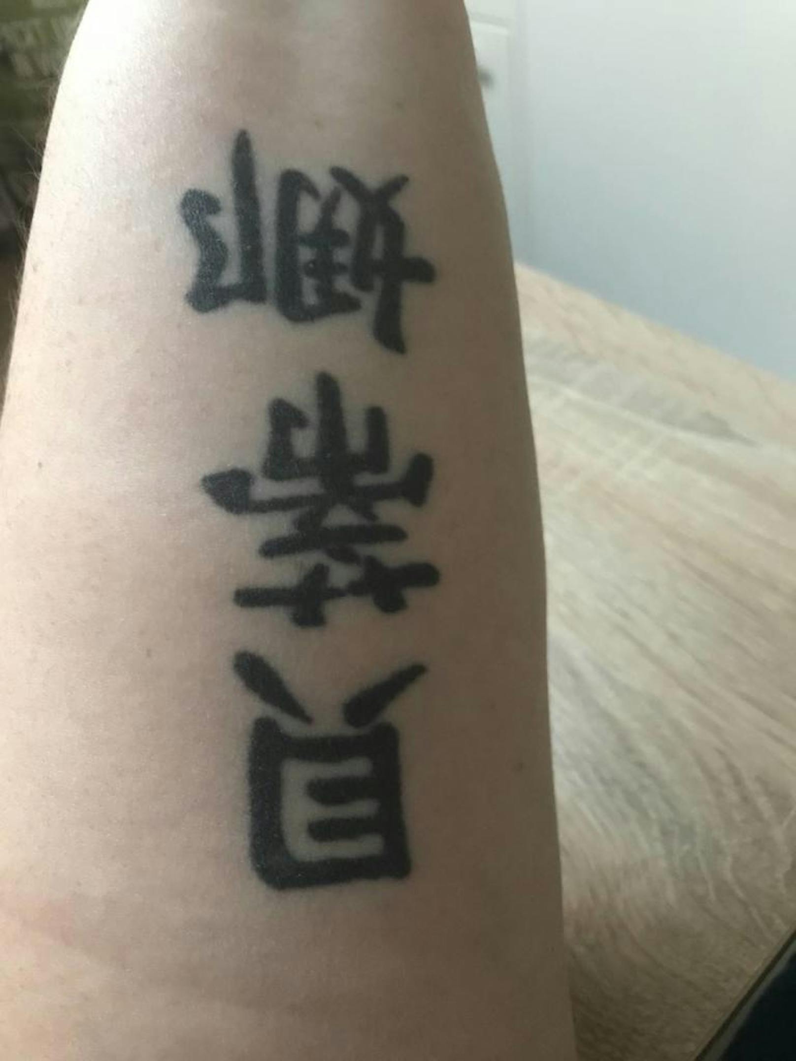 "Die chinesischen Zeichen befinden sich auf meinen Unterarm und soll Bettina bedeuten. Finde es zu dick und groß gestochen. Hätte gerne was anderes darüber. Finde es schrecklich. Gefällt mir einfach nicht mehr mit den Zeichen."