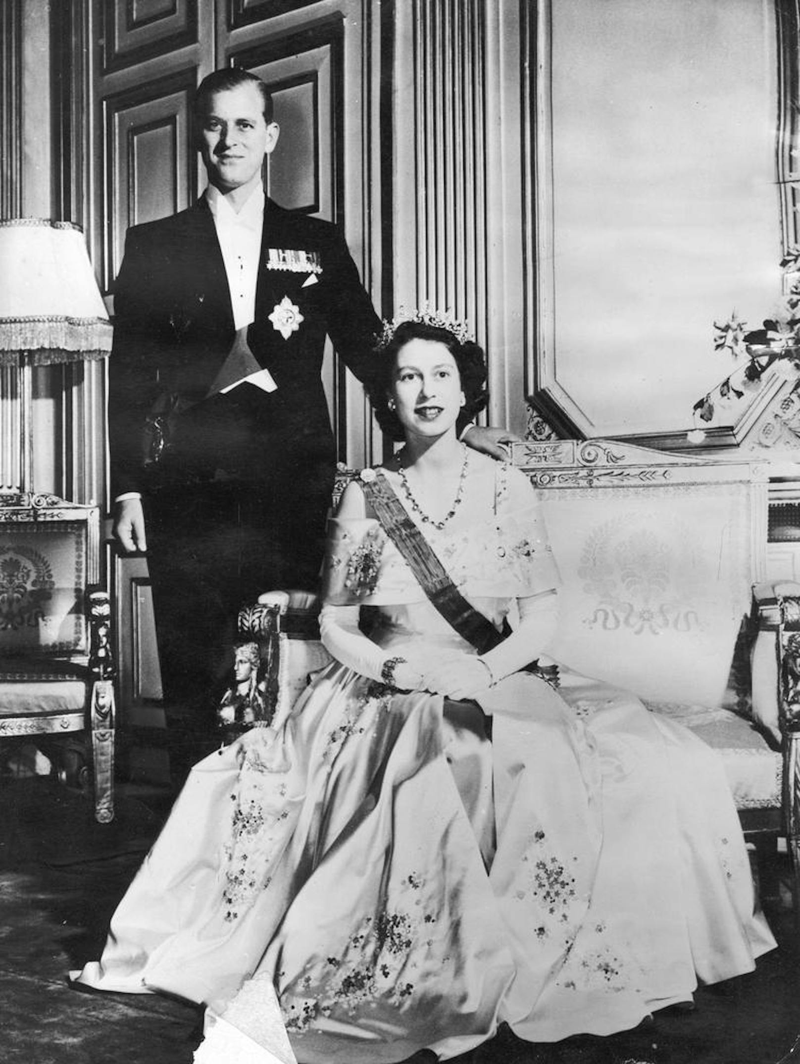 Immer höflich: Bei einem Staatsbesuch in Belize sagte sie auch zu einem Eintopf mit Rattenfleisch nicht nein.

Foto: 
15.05.1948  - Prinzessin Elizabeth und ihr Mann Prinz Philip im Elysee Palast in Paris.