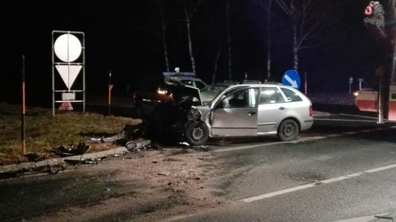 Zwei Fahrzeuge kollidierten frontal miteinander. Die beiden Fahrzeuglenker wurden bei dem Crash schwer verletzt und in ein Krankenhaus gebracht