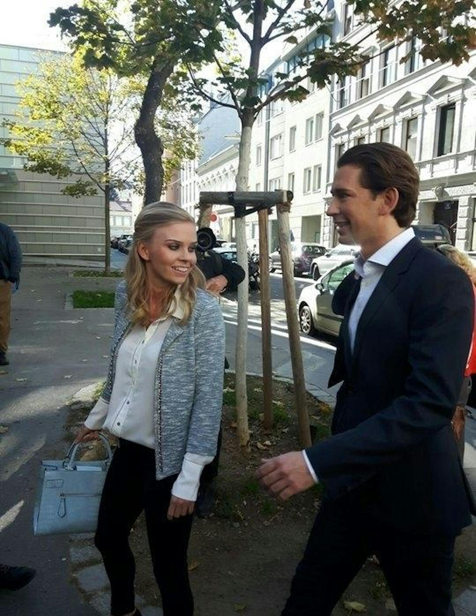 Sebastian Kurz und seine Lebensgefährtin treffen bei ihrem Wahllokal in Wien-Meidling ein