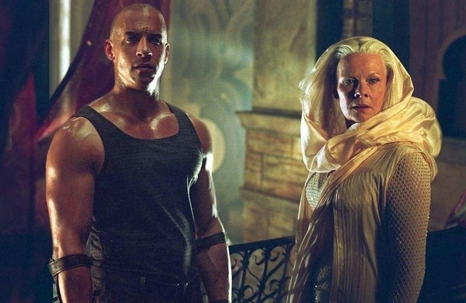 Riddick (Vin Diesel) findet in Aereon (Judi Dench) eine Verbündete.