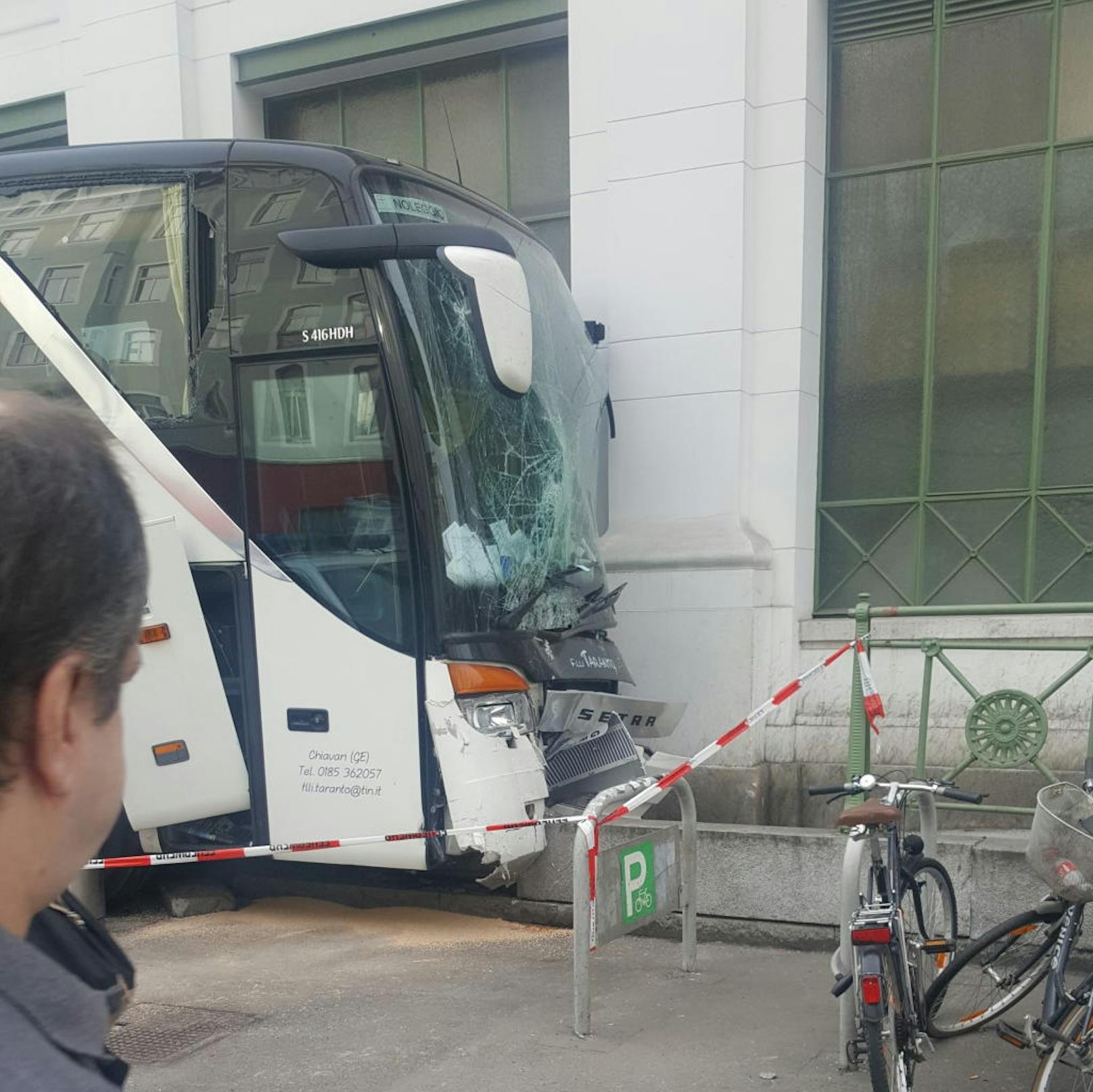 Der Reisebus stand am Donnerstag in der Früh noch an der Unfallstelle.