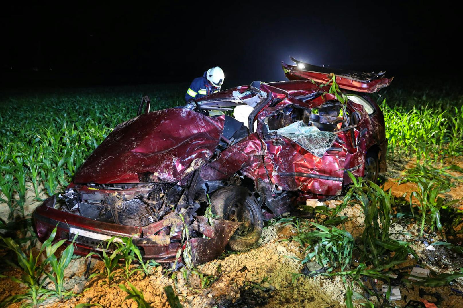 Die beiden Autos wurden bei dem Crash völlig zerstört, eine Person verstarb noch an der Unfallstelle.