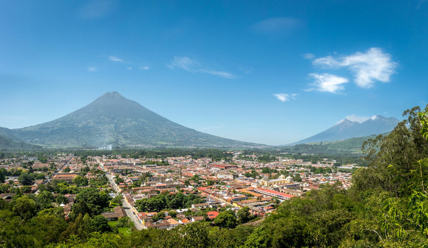 <b>Guatemala: </b>Besonders das Hochland von Guatemala, das sich über ein Viertel der Landesfläche erstreckt, zeichnet sich durch ein gemäßigtes und für Mitteleuropäer äußerst angenehmes Klima aus. Darüber hinaus besticht der bevölkerungsreichste Teil von Guatemala durch zahlreiche touristische Highlights. 