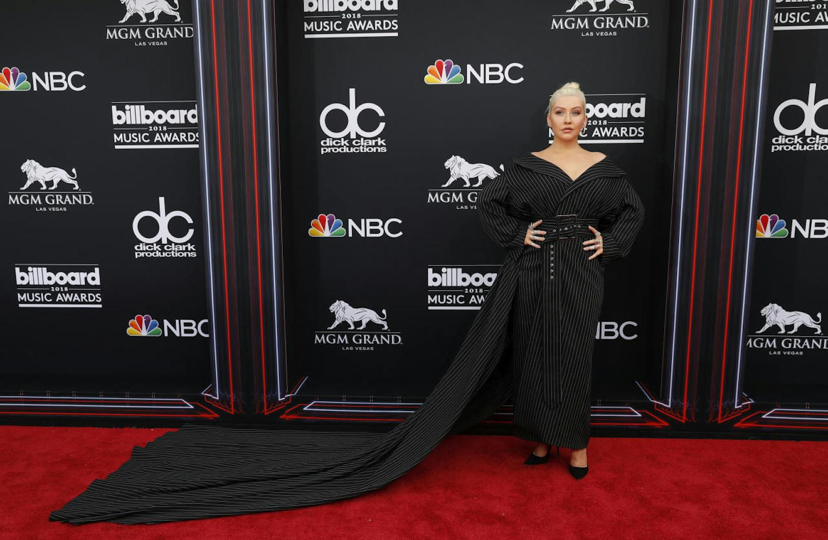 Christina Aguilera zog in einem Pinstriped Suit Dress von 16Arlington alle Blicke auf sich.