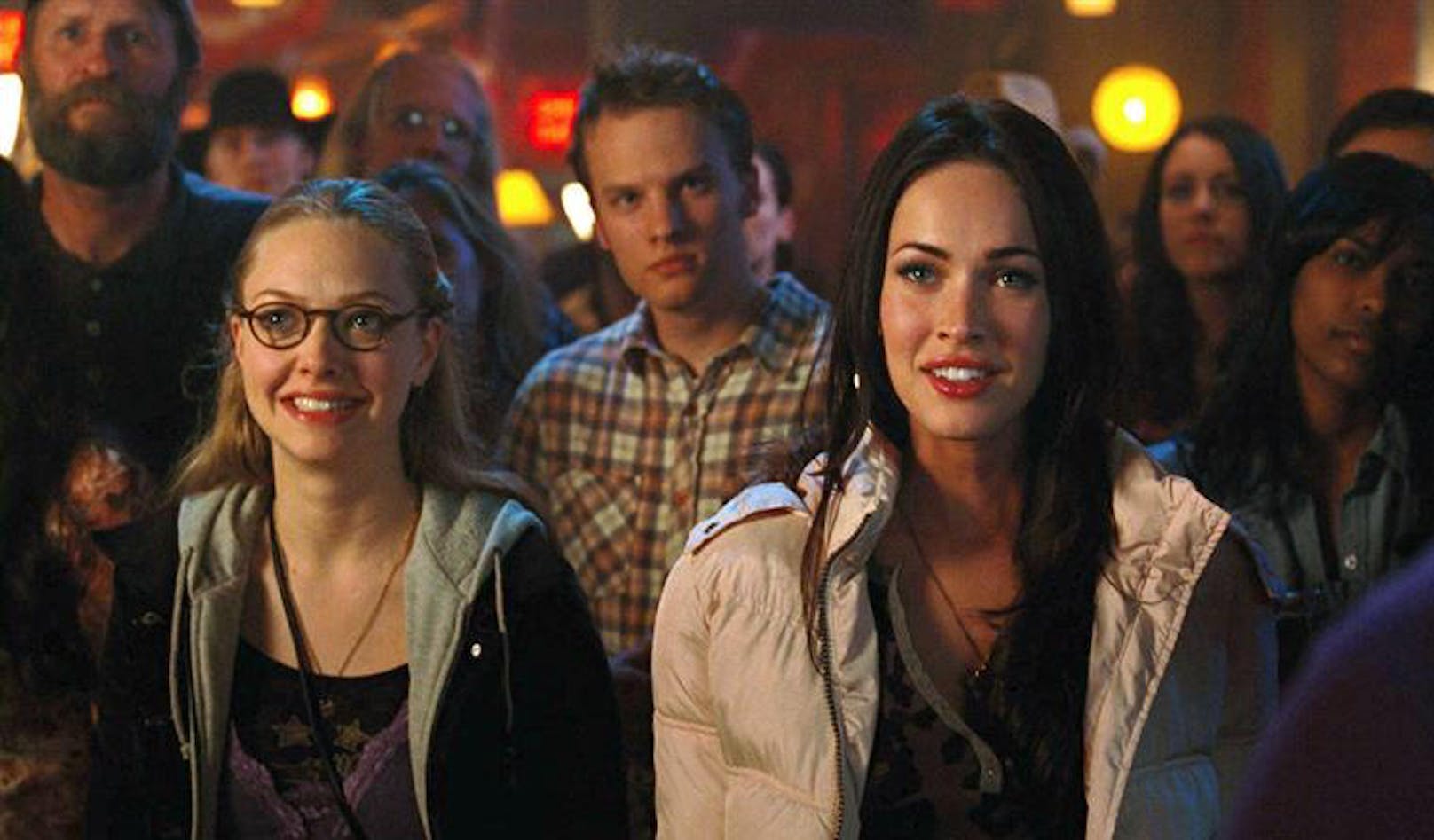 Amanda Seyfried (li.) und Megan Fox (vorne rechts) in "Jennifer's Body".