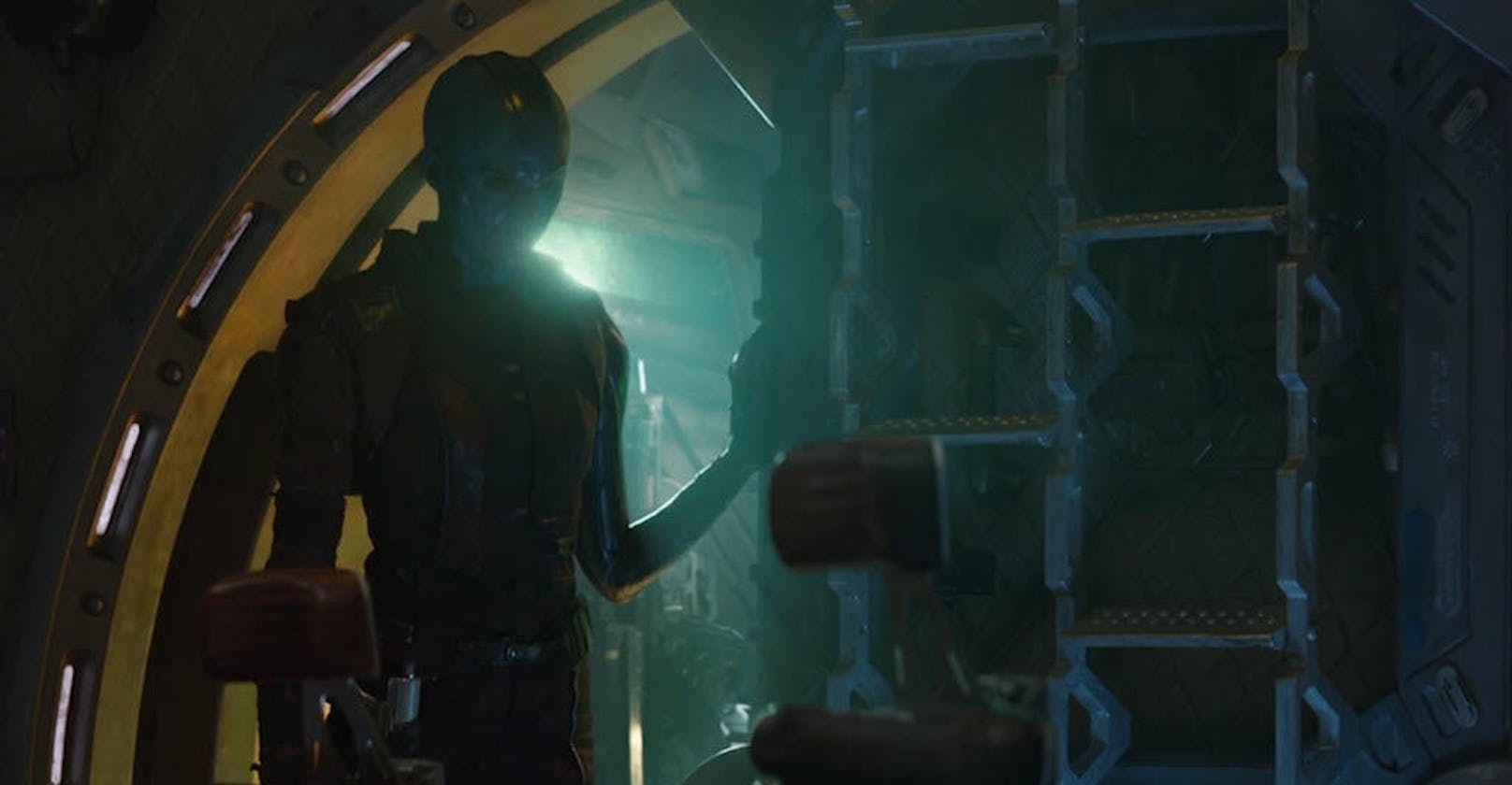 ... Nebula (Karen Gillan). Sie scheint nun mit Iron Man unterwegs zu sein, vermutlich zur Erde. Allerdings meint Tony, er würde "orientierungslos durch's Weltall treiben". Seltsam, denn Nebula sollte mit der Technologie der Milano vertraut sein und sie steuern können. Freilich wissen wir nicht, wie lange das Raumschiff bereits unterwegs ist, es könnten sogar mehrere Jahre sein.