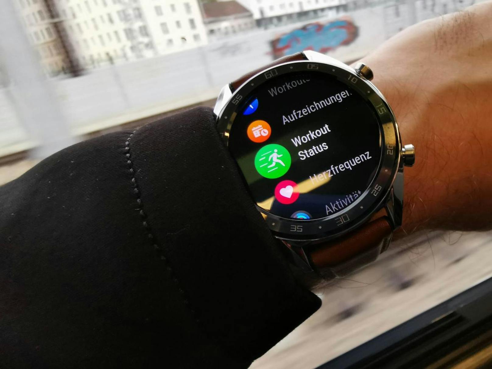 Statt wie die ersten beiden Huawei Watches setzt die Watch GT nicht auf das Betriebssystem Android Wear, sondern bringt ein eigenes System mit sich, das energieschonender funktionieren soll.