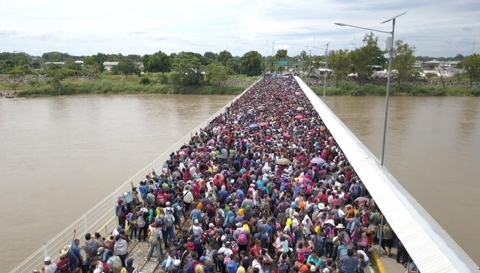 Mexiko müsse "diesen Ansturm" von Migranten stoppen, anderenfalls werde er das US-Militär einschalten und die südliche Grenze der USA schließen, schrieb Trump Ende Oktober im Kurzbotschaftendienst Twitter.