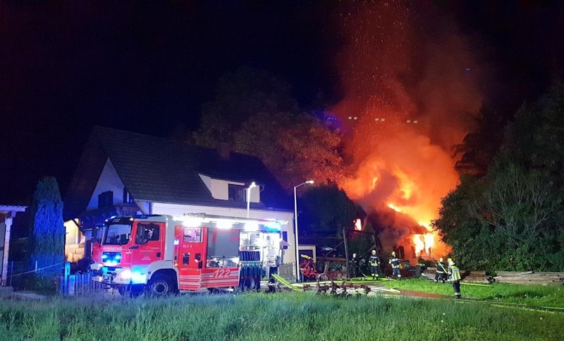 Ab 0.24 Uhr (20. Juli 2018) wurden rund 100 Einsatzkräfte, darunter auch der Entschärfungsdienst des Innenministeriums alarmiert: Ein eigentlich leerstehendes Gebäude in Kapfenberg stand in Vollbrand.