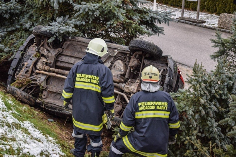 Der Wagen wurde in den Graben katapultiert.