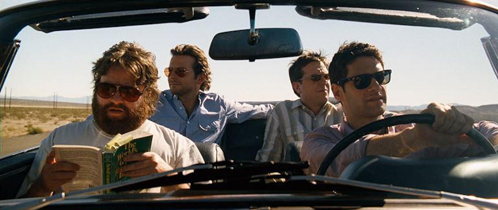 Doug (Justin Bartha, vorne rechts) poltert in Las Vegas - und nimmt neben seinen besten Freunden auch Schwager Alan (Zach Galifianakis, vorne links) mit zum Feiern.