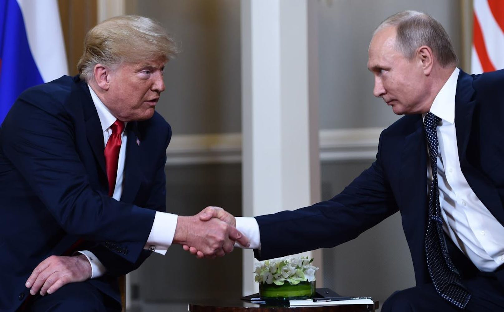 Trump und Putin zogen sich nach einem kurzen Pressestatement zum Vier-Augen-Gespräch zurück. 