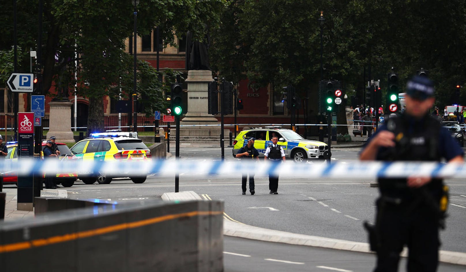 Ermittlungen nachdem ein Auto vor dem Londoner Parlament in eine Sicherheitsabsperrung raste.