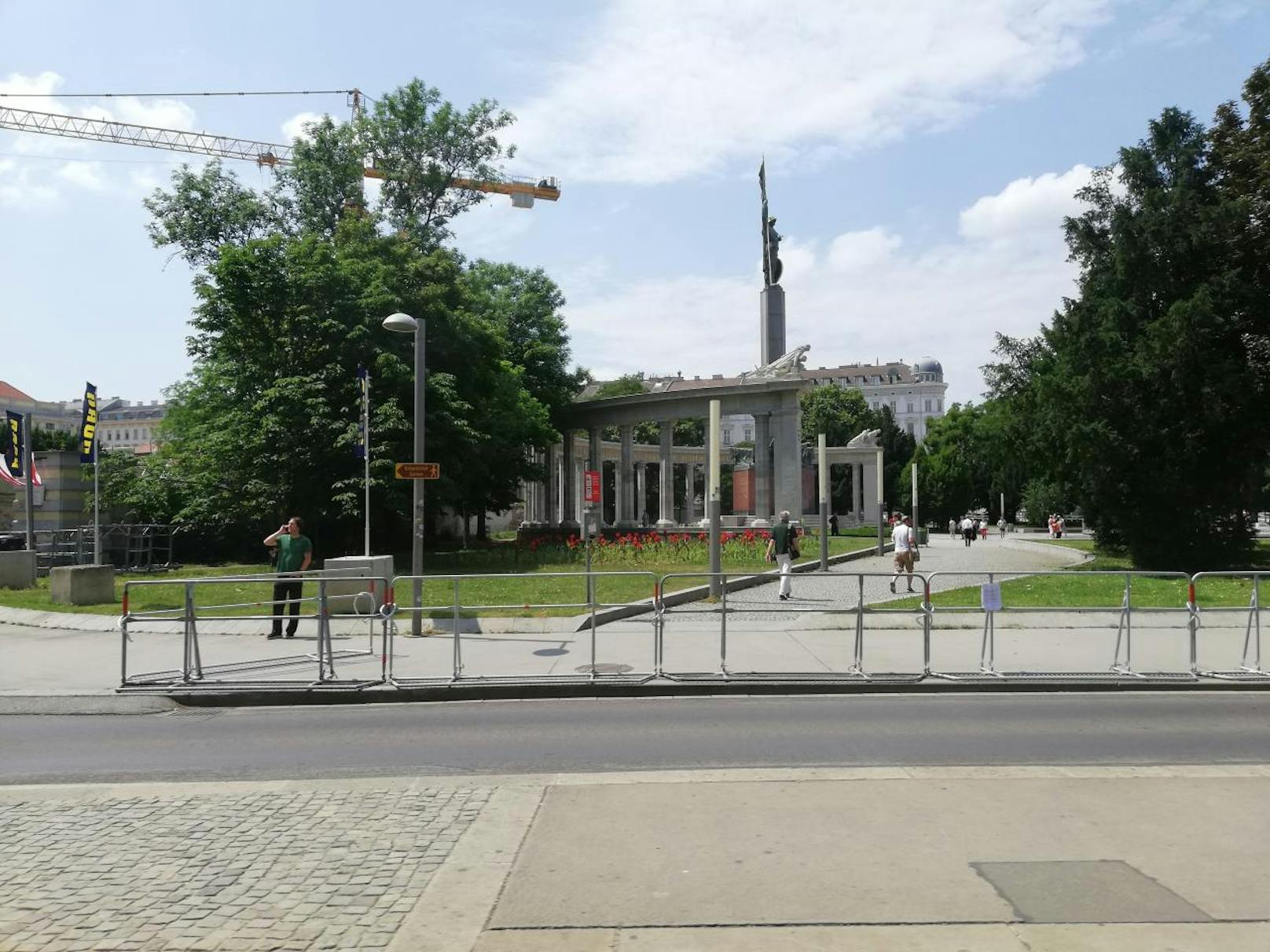 Absperrungen am Schwarzenbergplatz rund um das Heldendenkmal der Roten Armee.