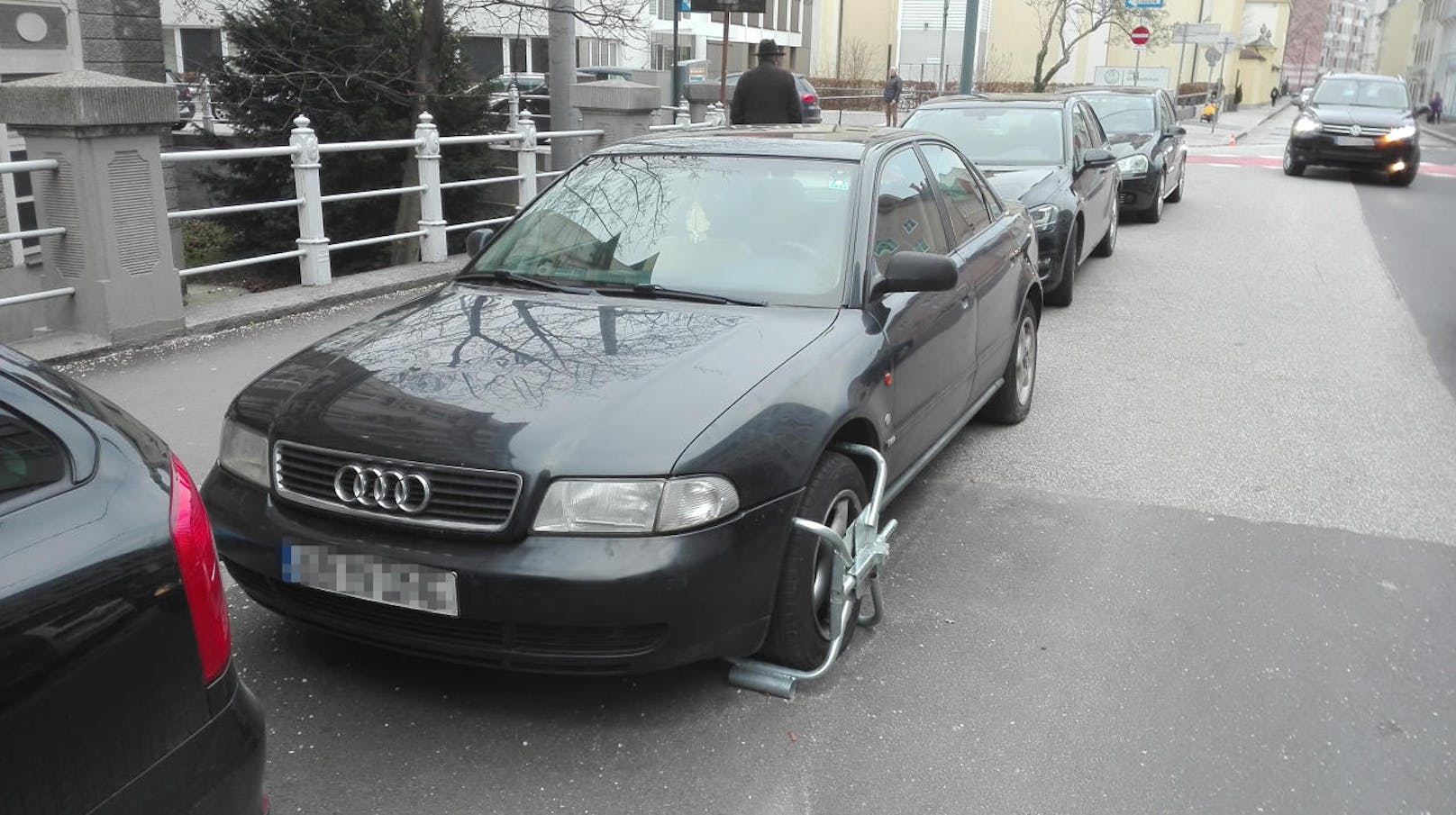 Dieser rumänische Audi steht seit Wochen in einer Kurzparkzone: Ein Magistrats-Mitarbeiter hat bereits ein Warn-Pickerl an der Heckscheibe aufgeklebt.