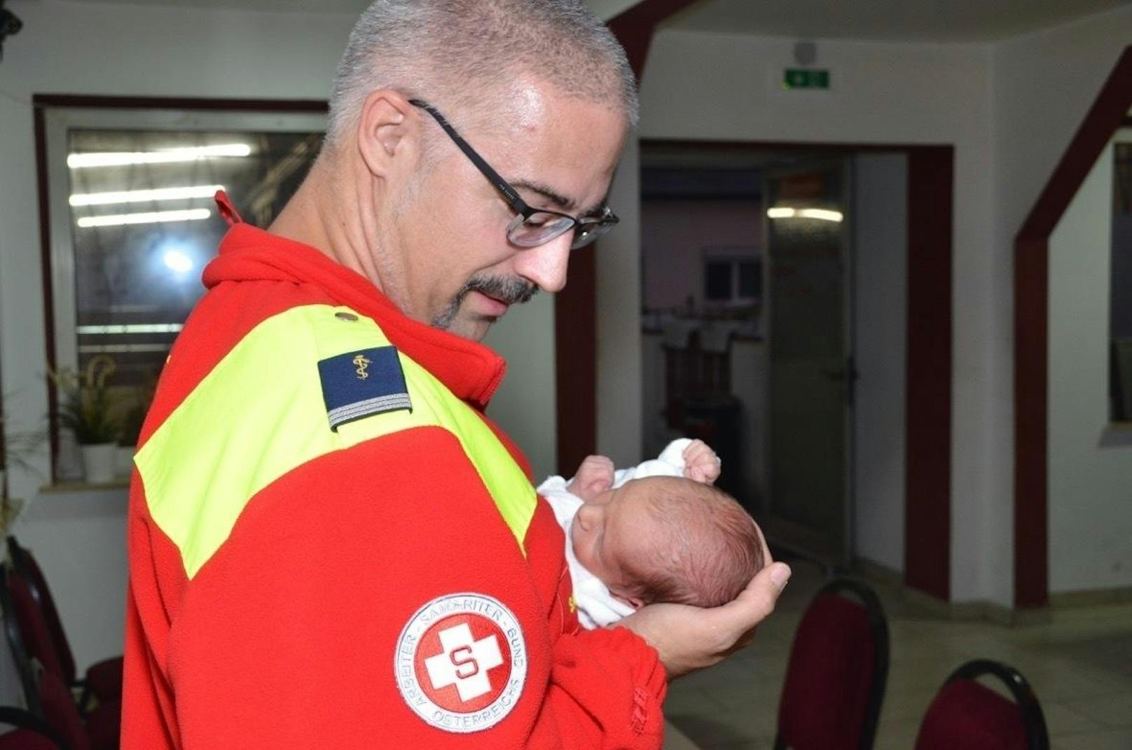 Emir kam im Rettungswagen auf der A3 zur Welt