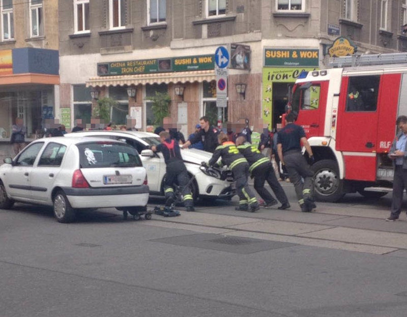 Die Feuerwehrmänner hatten alle Hände voll zu tun die Unfallfahrzeuge von der Straße zu bekommen. 