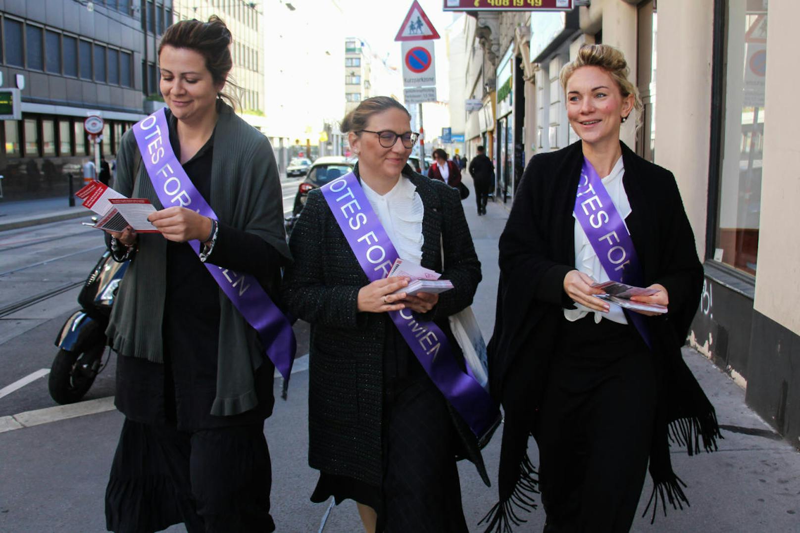 Suffragetten waren in Wien unterwegs: Die Frauen der Jungen Generation der SPÖ Wien warben für das Frauenvolksbegehren, das von 1. bis 8. Oktober aufliegt. Und: Sie erinnerten daran, dass in Österreich heuer 100 Jahre Frauenwahlrecht gefeiert werden.