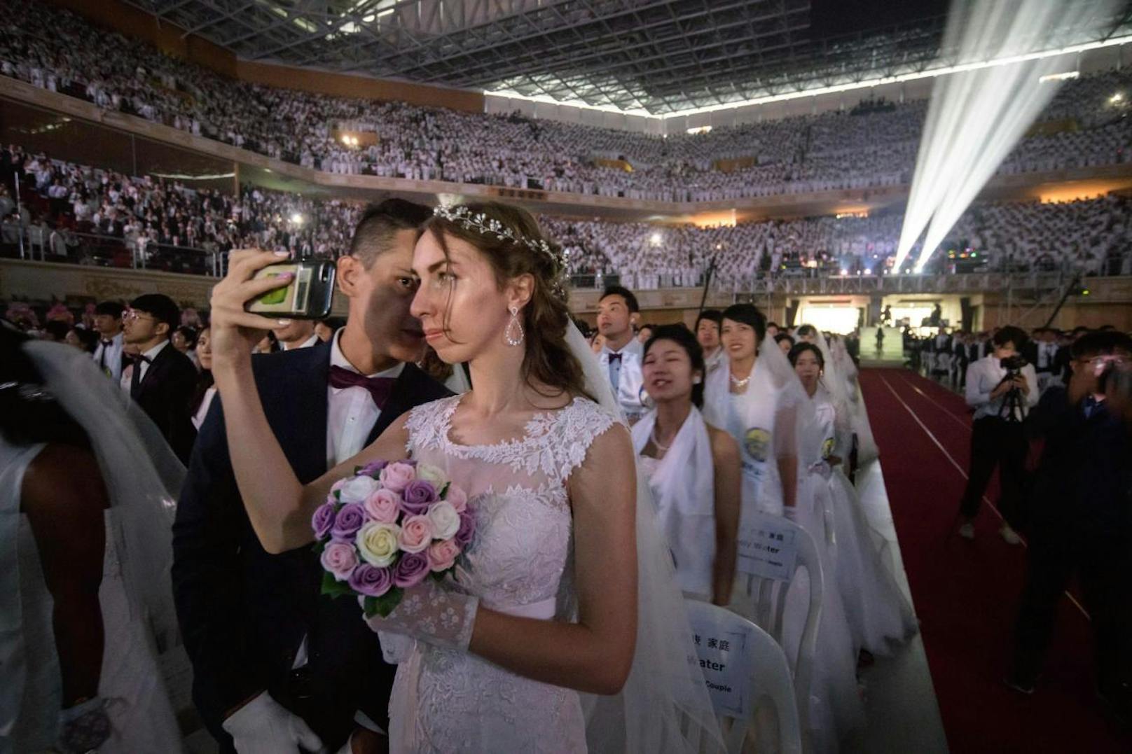 Knapp 4000 Paare haben am Montag, 27. August, in einer Massenzeremonie in Südkorea geheiratet. Die Paare gehören der Unification-Church-Bewegung an.