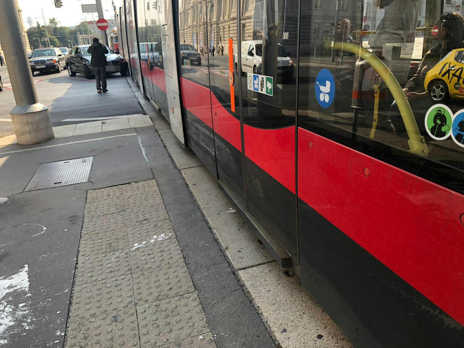 Am Schwarzenbergplatz kollidierte ein Mercedes mit Diplomatenkennzeichen mit einer Wiener Straßenbahn.